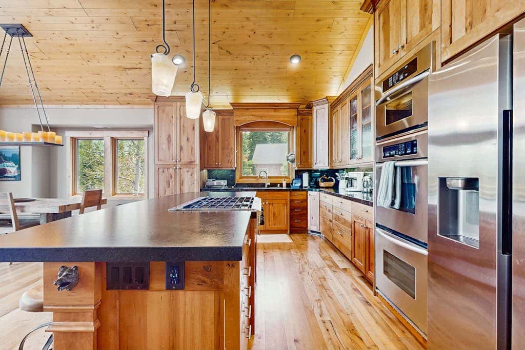 Gorgeous dog-friendly home with private hot tub, shared pool & mountain views