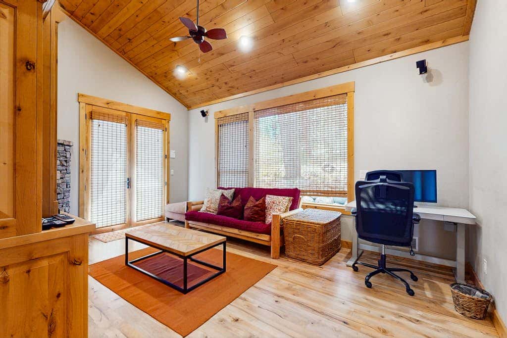 Gorgeous dog-friendly home with private hot tub, shared pool & mountain views