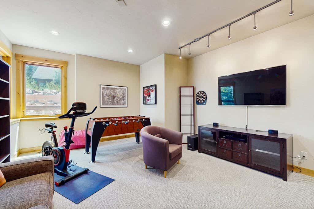 Gorgeous dog-friendly home with private hot tub, shared pool & mountain views