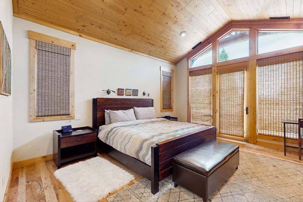 Gorgeous dog-friendly home with private hot tub, shared pool & mountain views