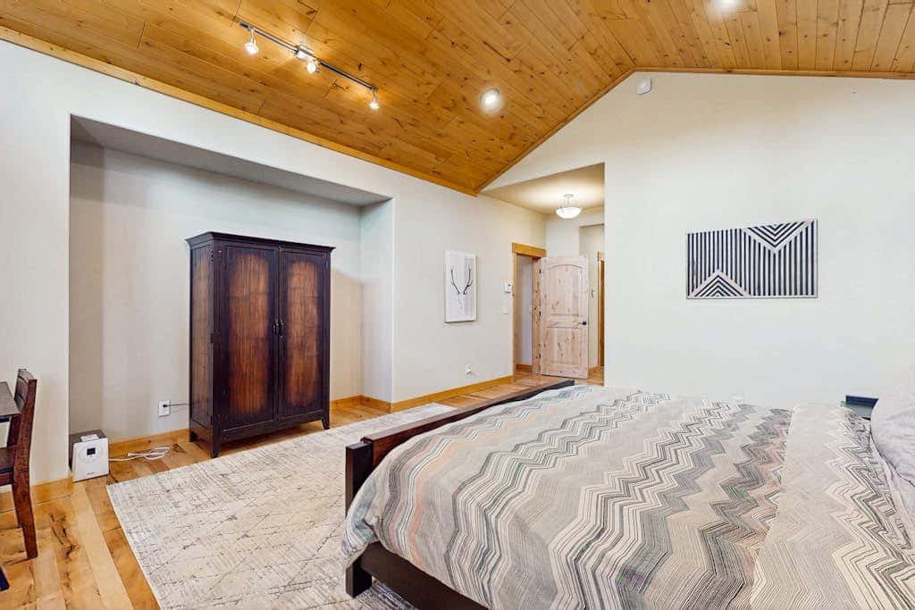 Gorgeous dog-friendly home with private hot tub, shared pool & mountain views