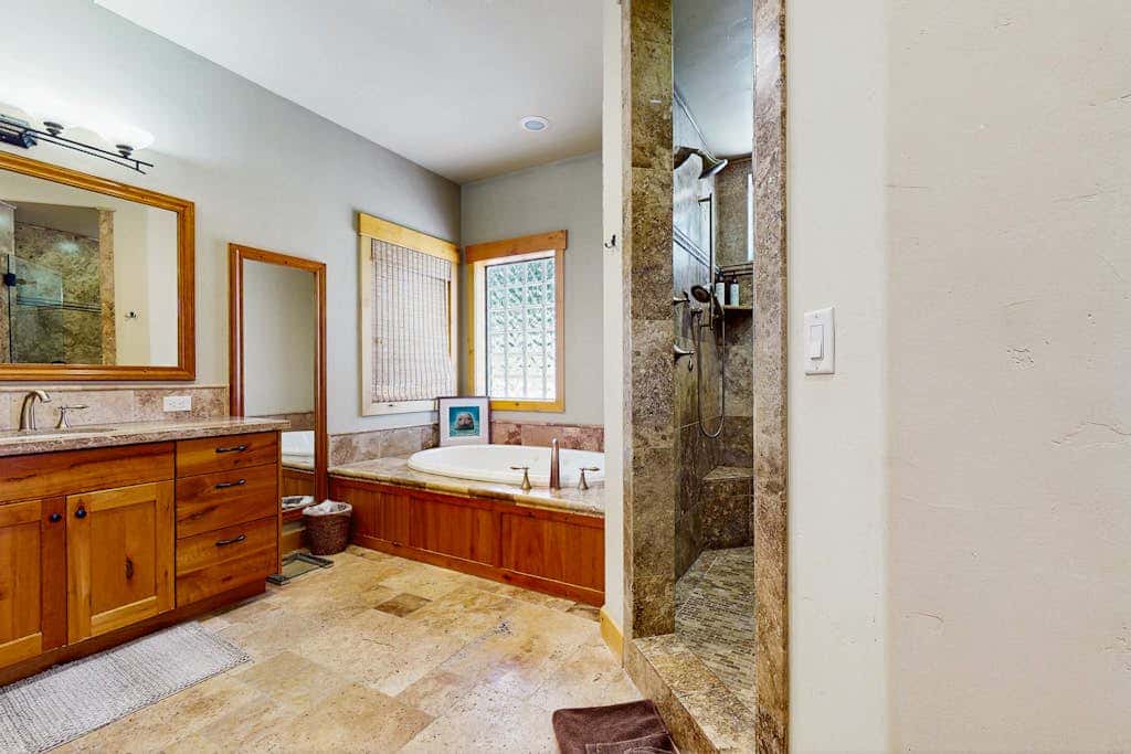 Gorgeous dog-friendly home with private hot tub, shared pool & mountain views