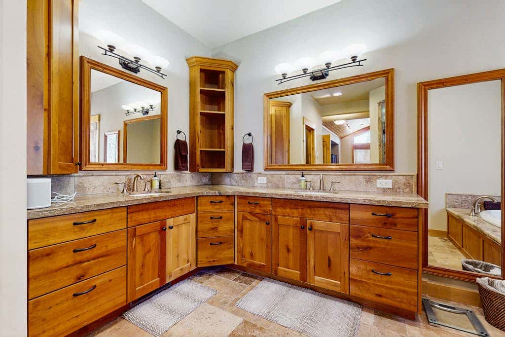 Gorgeous dog-friendly home with private hot tub, shared pool & mountain views