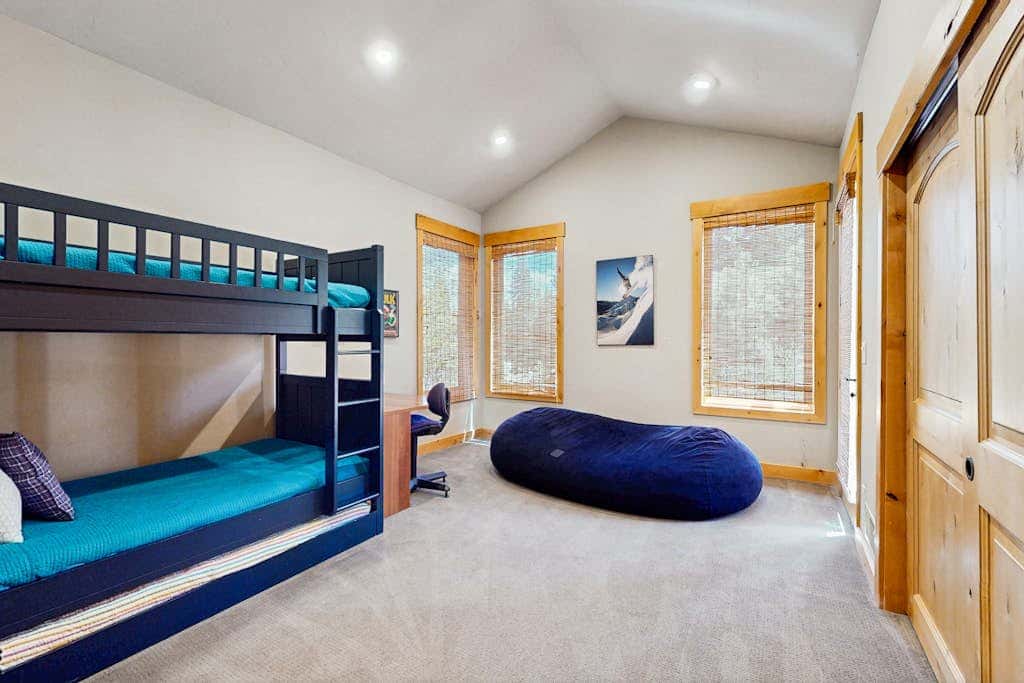 Gorgeous dog-friendly home with private hot tub, shared pool & mountain views