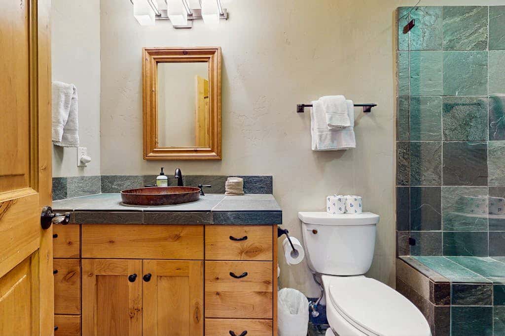 Gorgeous dog-friendly home with private hot tub, shared pool & mountain views