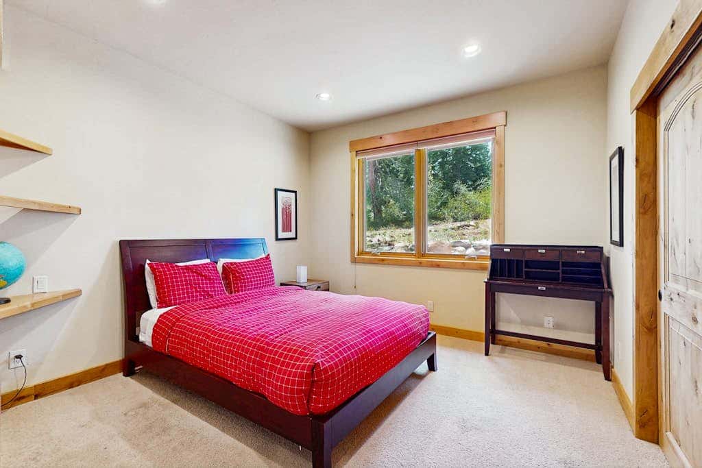 Gorgeous dog-friendly home with private hot tub, shared pool & mountain views