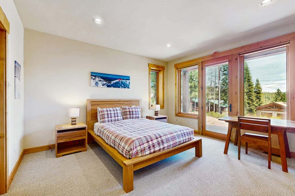 Gorgeous dog-friendly home with private hot tub, shared pool & mountain views