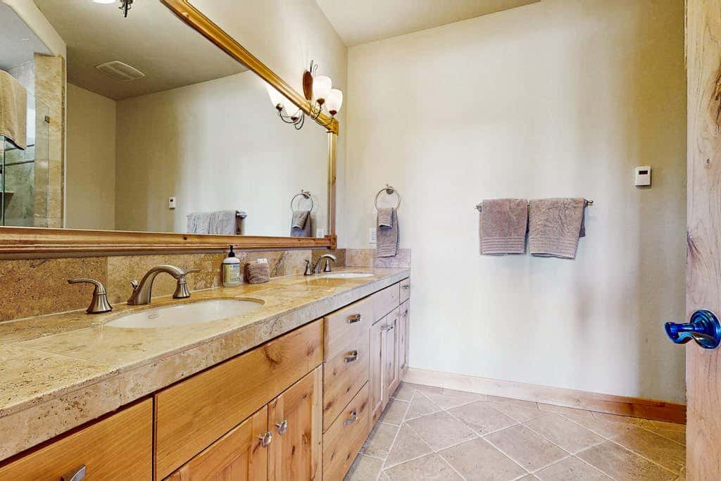 Gorgeous dog-friendly home with private hot tub, shared pool & mountain views
