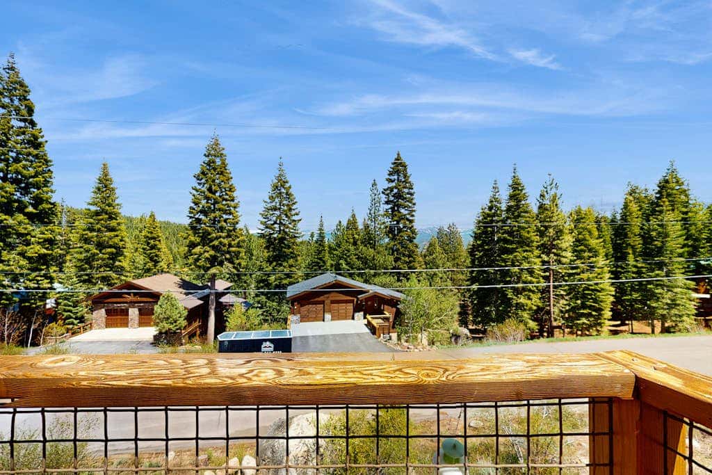 Gorgeous dog-friendly home with private hot tub, shared pool & mountain views