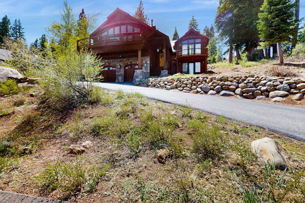 Gorgeous dog-friendly home with private hot tub, shared pool & mountain views