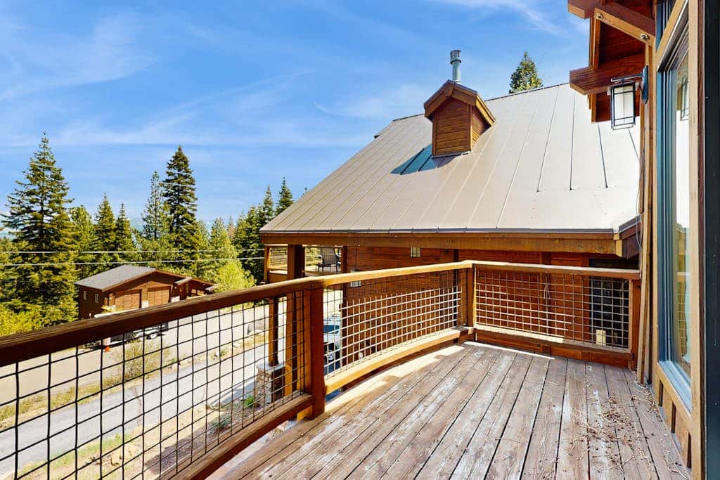 Gorgeous dog-friendly home with private hot tub, shared pool & mountain views