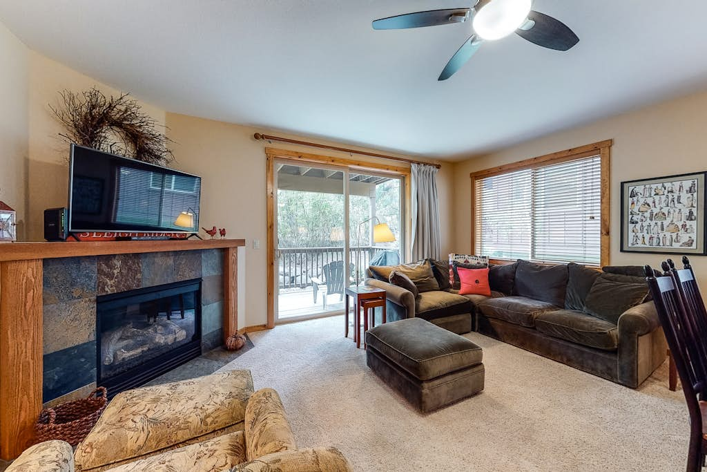 Quiet mountain home w/private deck/gas grill/shared pool - near lakes