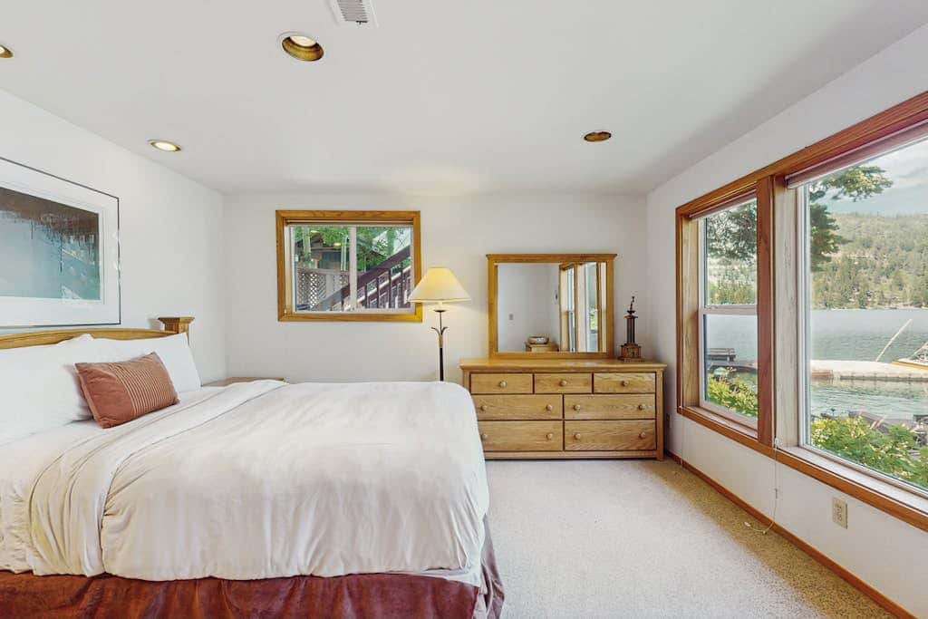 Terrific lakefront gem with private hot tub, dock & beach - near skiing & town