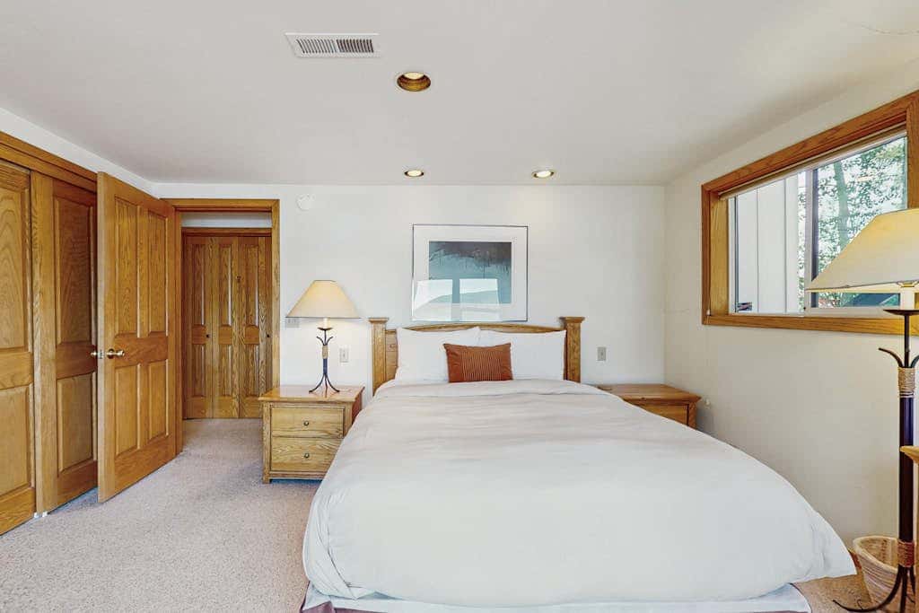 Terrific lakefront gem with private hot tub, dock & beach - near skiing & town