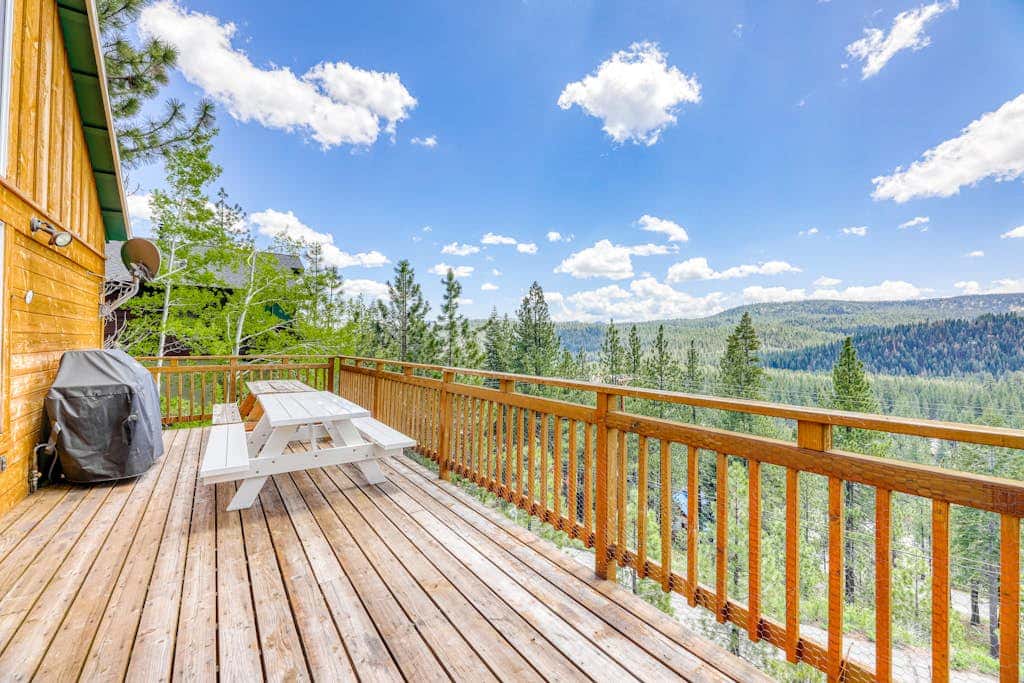 Beautiful sunlit home with fast WiFi, wood stove, washer&dryer, foosball