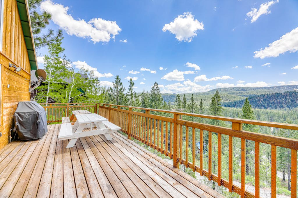 Beautiful sunlit home with fast WiFi, wood stove, washer&dryer, foosball