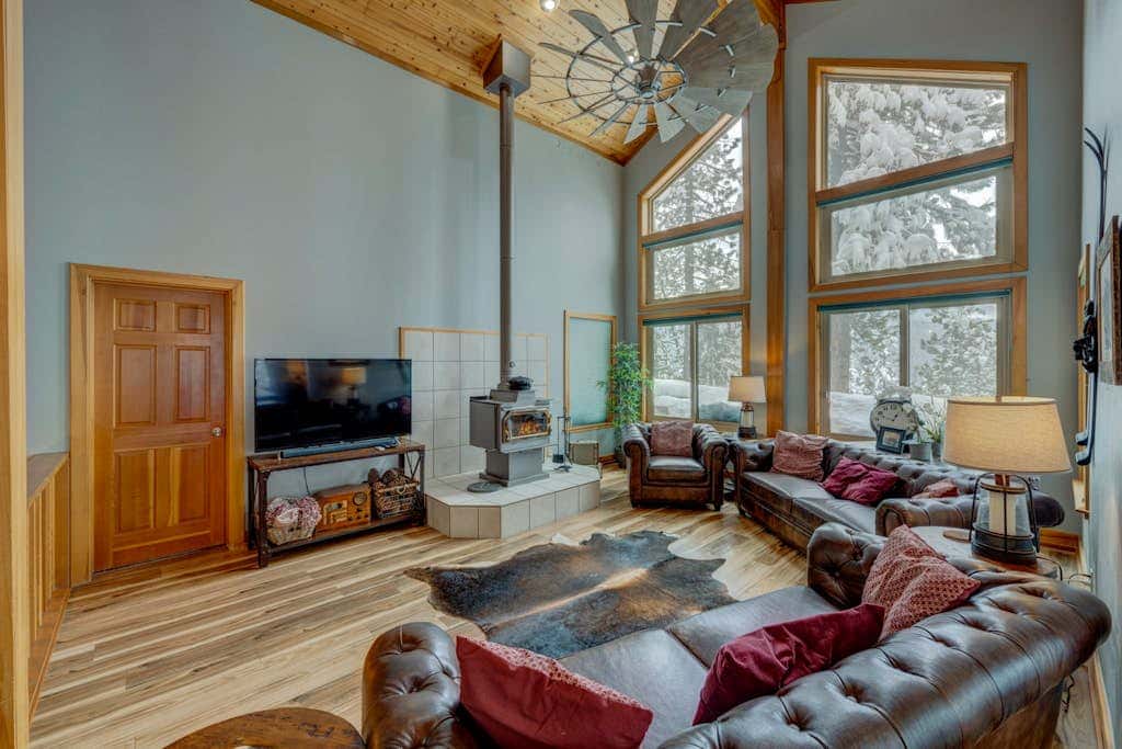 Donner Lake mountain-view delight - multi-level deck & private hot tub views
