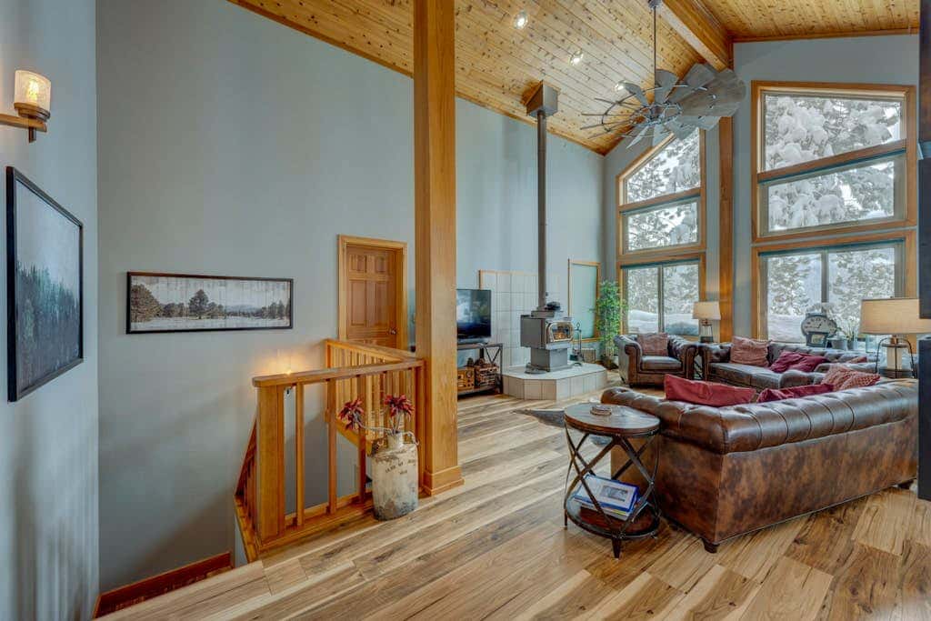 Donner Lake mountain-view delight - multi-level deck & private hot tub views