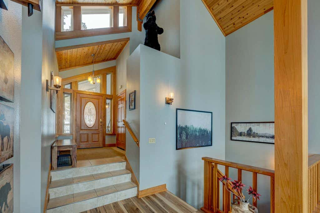 Donner Lake mountain-view delight - multi-level deck & private hot tub views