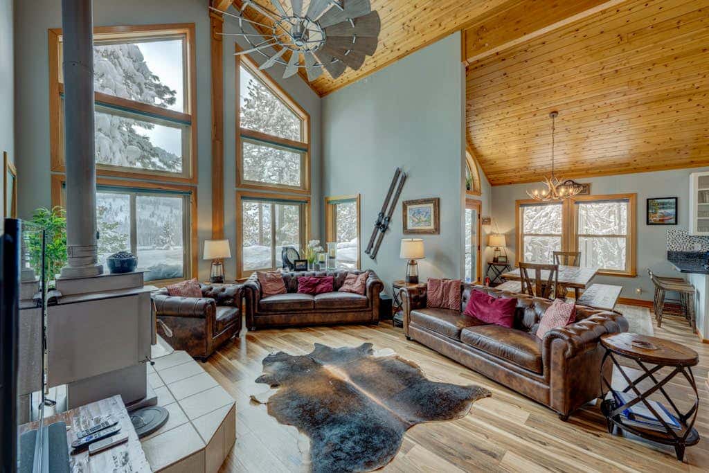 Donner Lake mountain-view delight - multi-level deck & private hot tub views