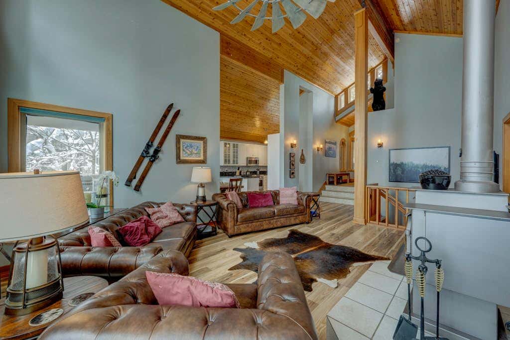 Donner Lake mountain-view delight - multi-level deck & private hot tub views