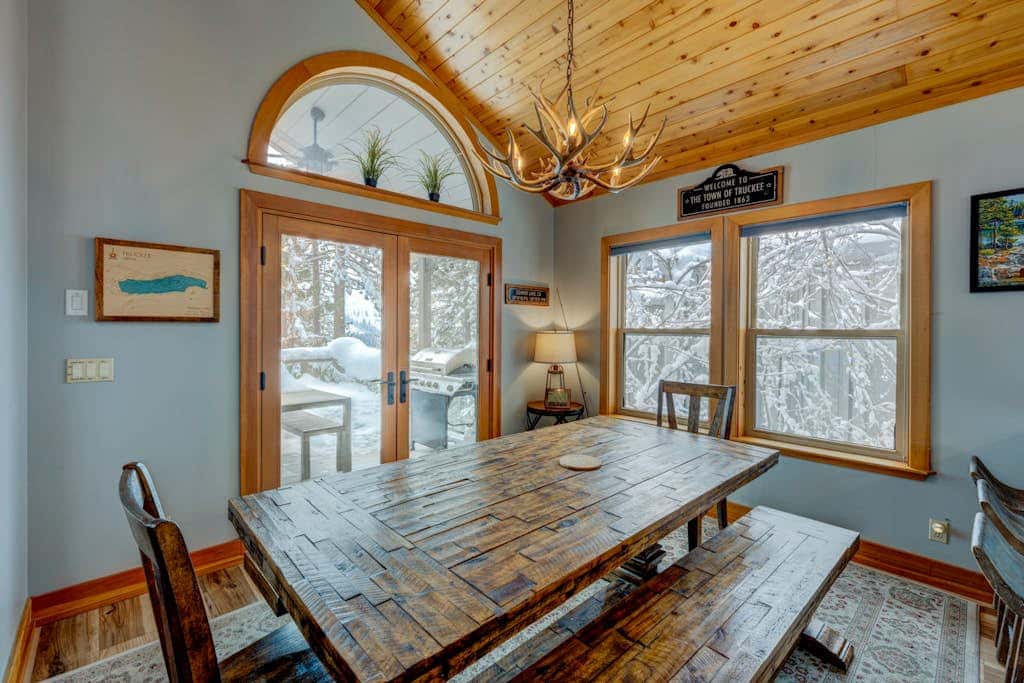 Donner Lake mountain-view delight - multi-level deck & private hot tub views