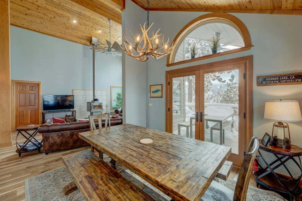 Donner Lake mountain-view delight - multi-level deck & private hot tub views
