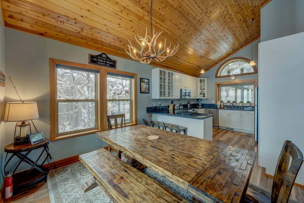 Donner Lake mountain-view delight - multi-level deck & private hot tub views