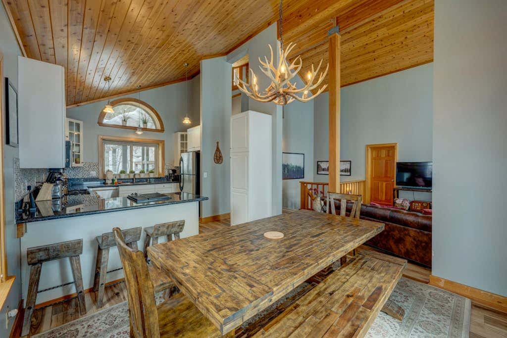 Donner Lake mountain-view delight - multi-level deck & private hot tub views