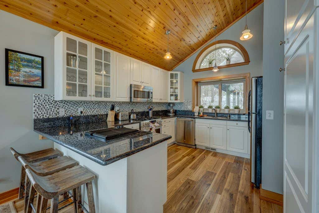 Donner Lake mountain-view delight - multi-level deck & private hot tub views