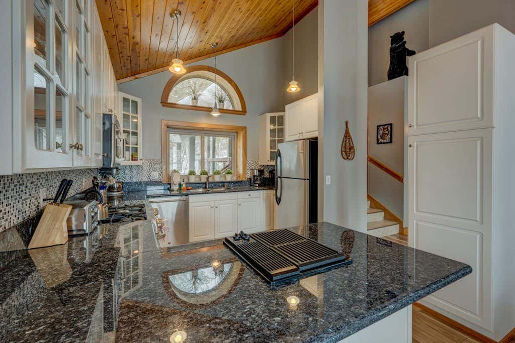 Donner Lake mountain-view delight - multi-level deck & private hot tub views
