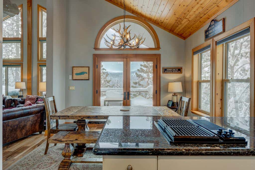 Donner Lake mountain-view delight - multi-level deck & private hot tub views