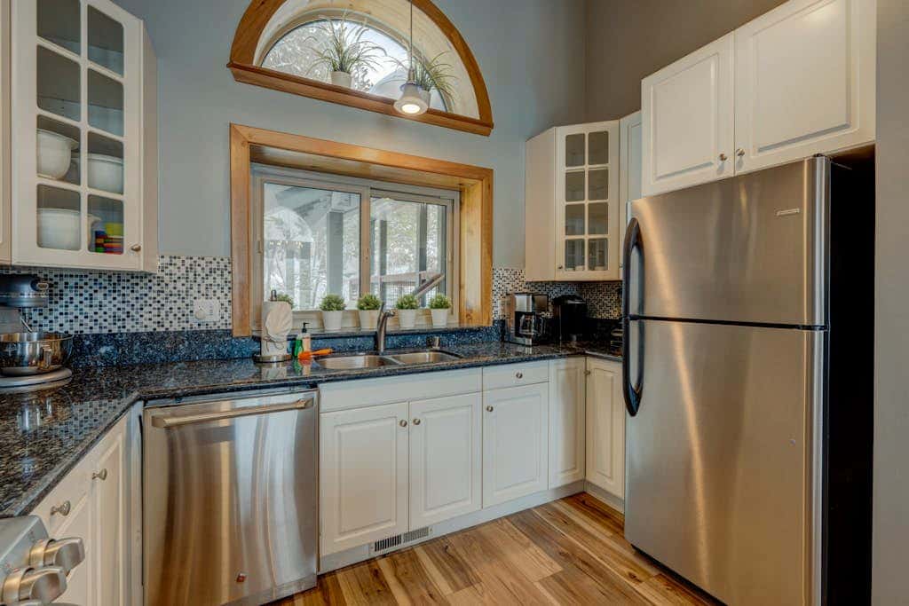 Donner Lake mountain-view delight - multi-level deck & private hot tub views