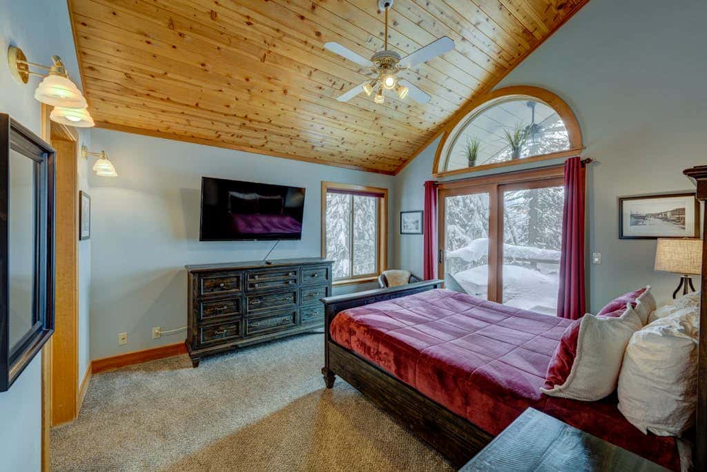Donner Lake mountain-view delight - multi-level deck & private hot tub views