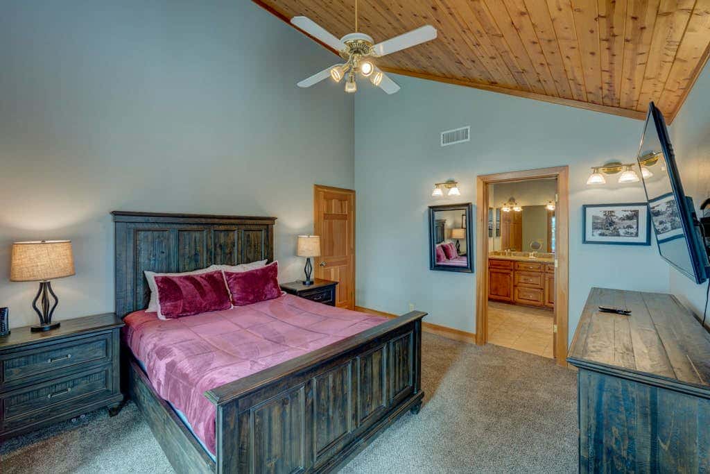 Donner Lake mountain-view delight - multi-level deck & private hot tub views