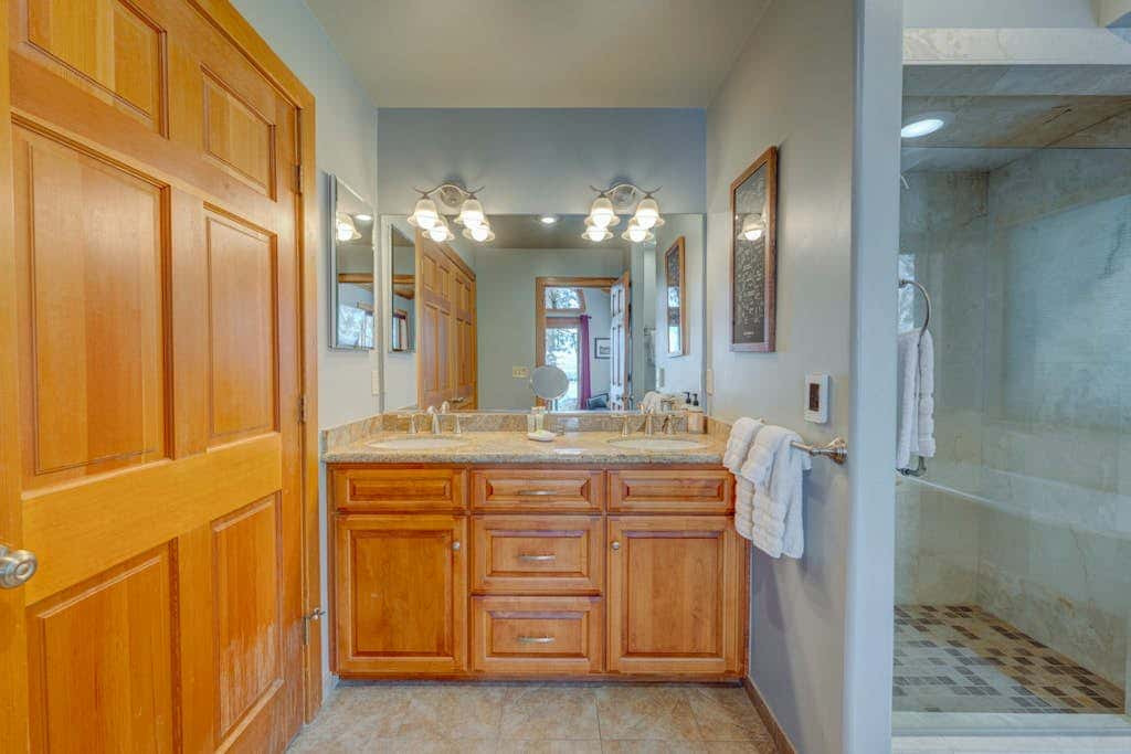 Donner Lake mountain-view delight - multi-level deck & private hot tub views