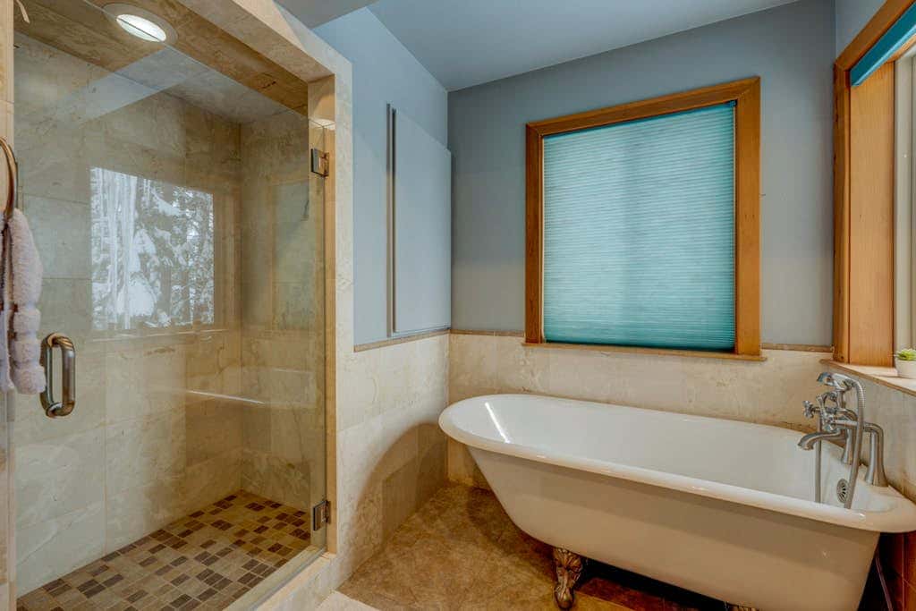 Donner Lake mountain-view delight - multi-level deck & private hot tub views