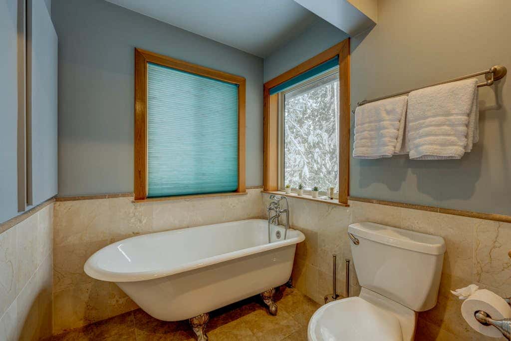 Donner Lake mountain-view delight - multi-level deck & private hot tub views