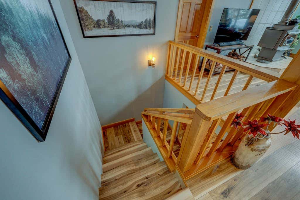 Donner Lake mountain-view delight - multi-level deck & private hot tub views