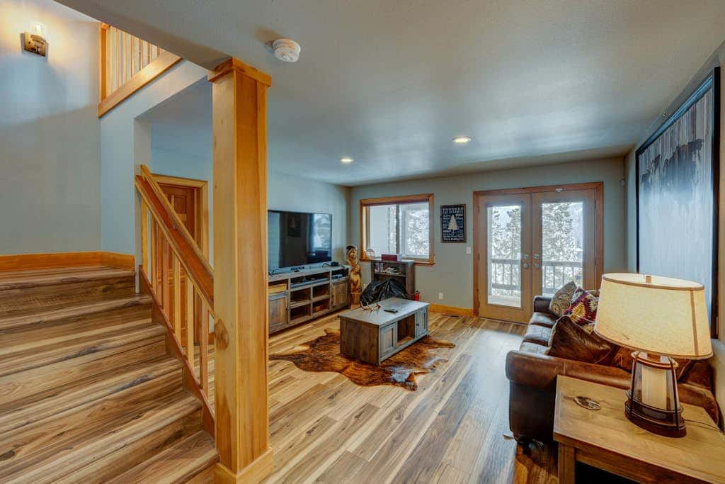 Donner Lake mountain-view delight - multi-level deck & private hot tub views