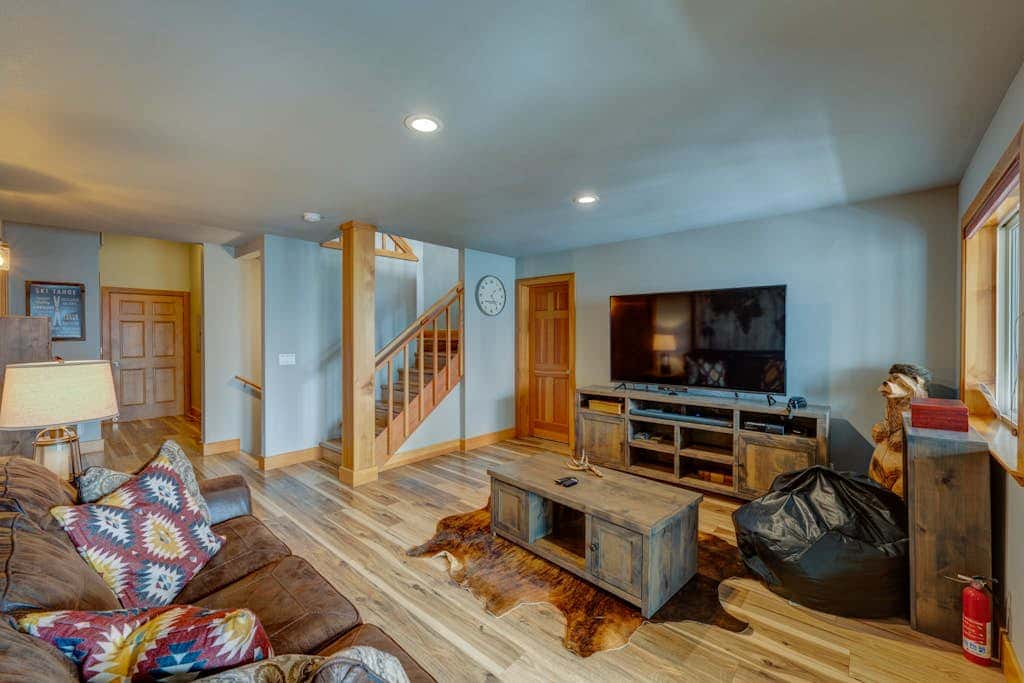 Donner Lake mountain-view delight - multi-level deck & private hot tub views