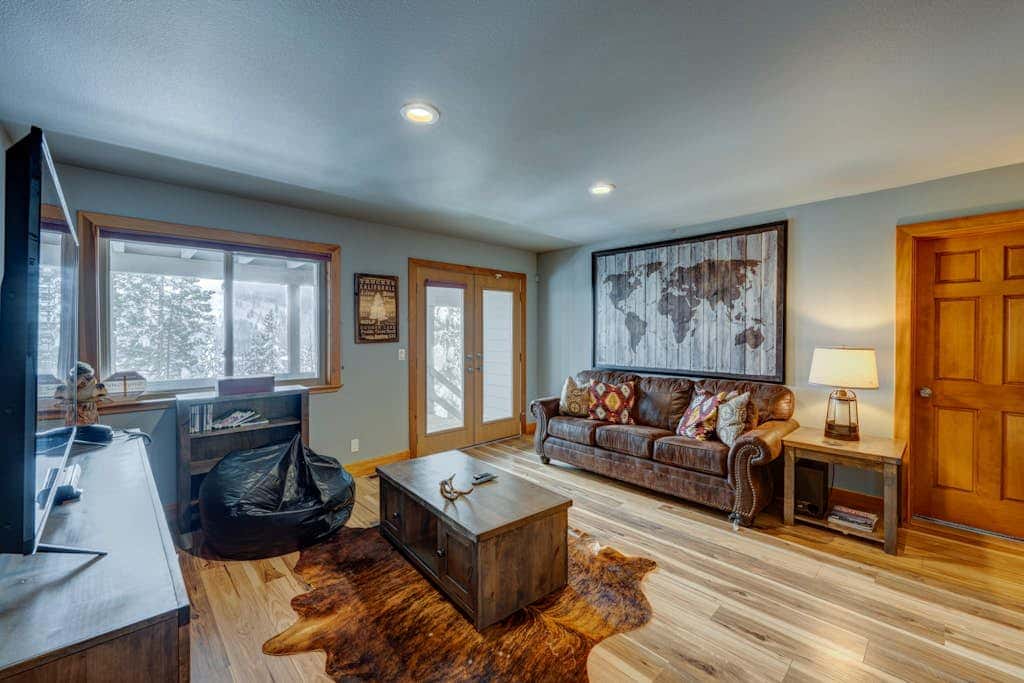 Donner Lake mountain-view delight - multi-level deck & private hot tub views