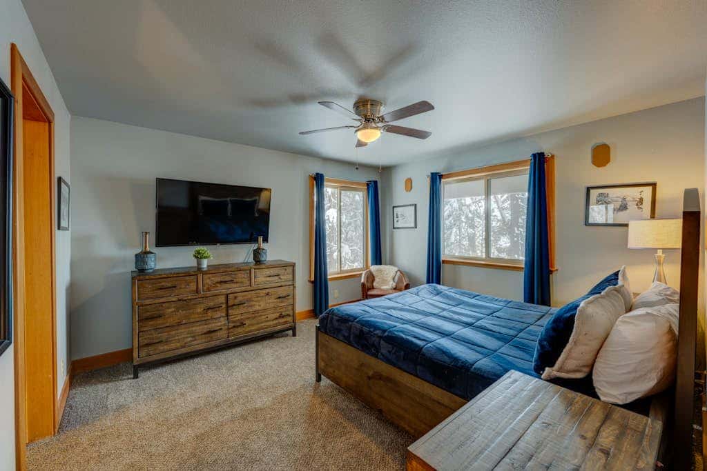 Donner Lake mountain-view delight - multi-level deck & private hot tub views