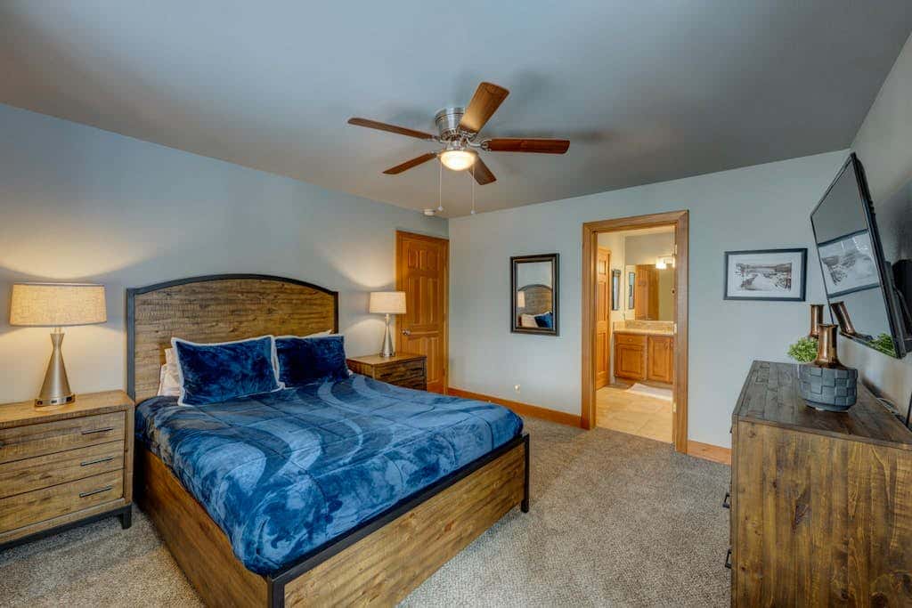 Donner Lake mountain-view delight - multi-level deck & private hot tub views