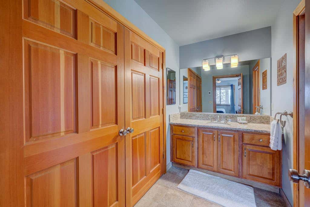 Donner Lake mountain-view delight - multi-level deck & private hot tub views