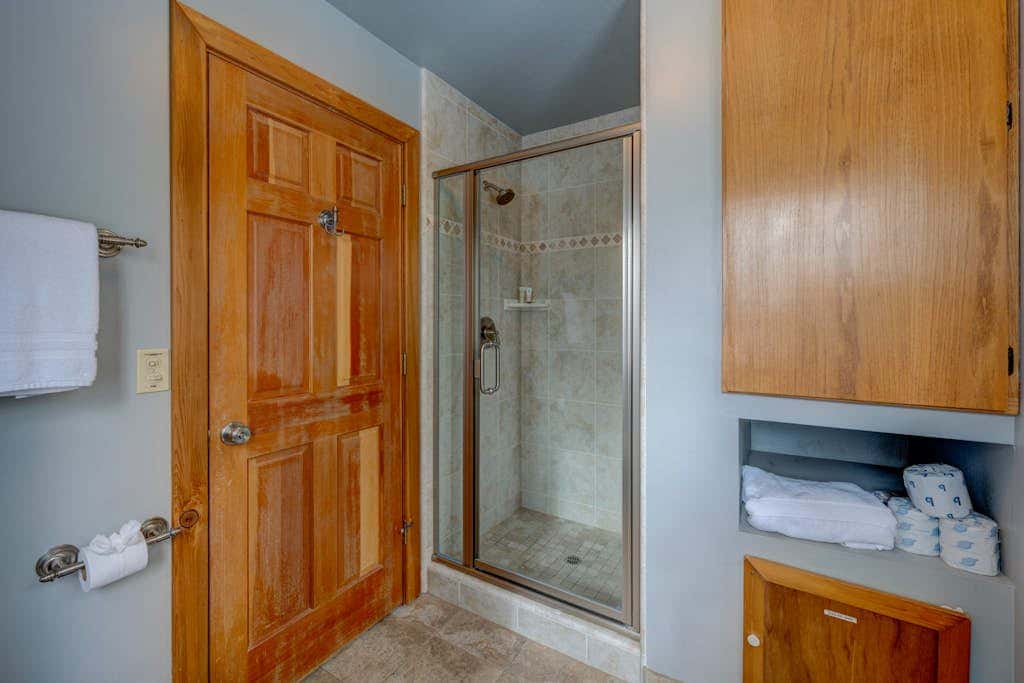 Donner Lake mountain-view delight - multi-level deck & private hot tub views