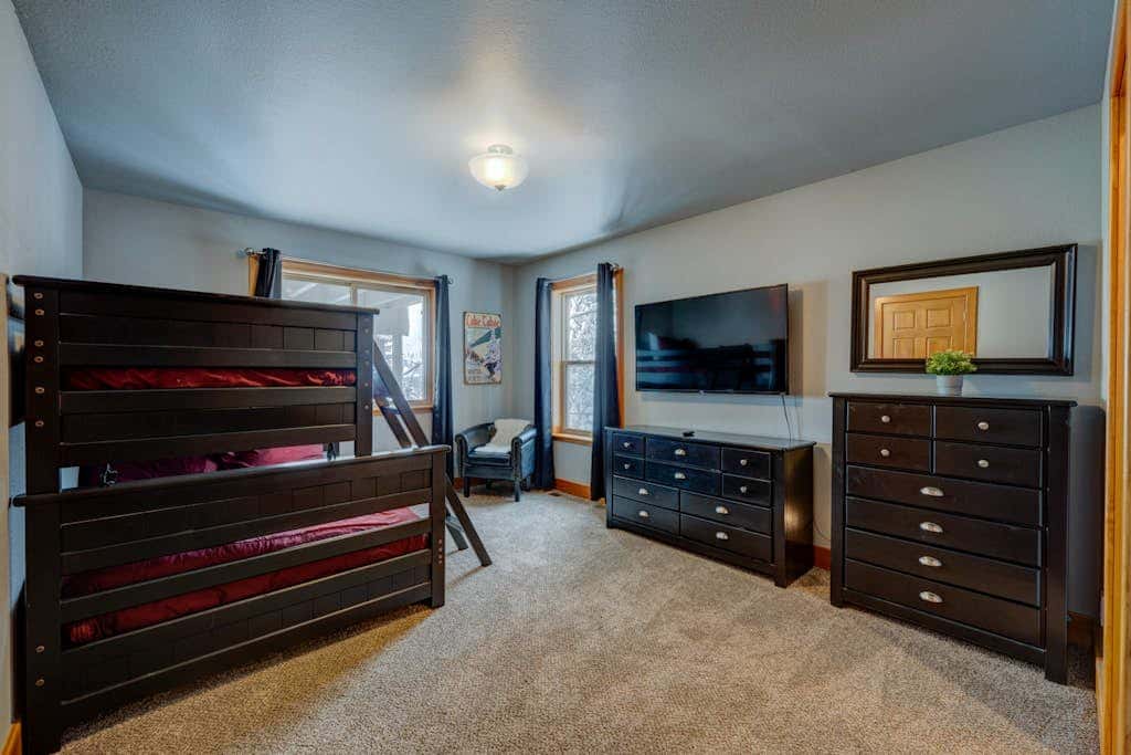 Donner Lake mountain-view delight - multi-level deck & private hot tub views