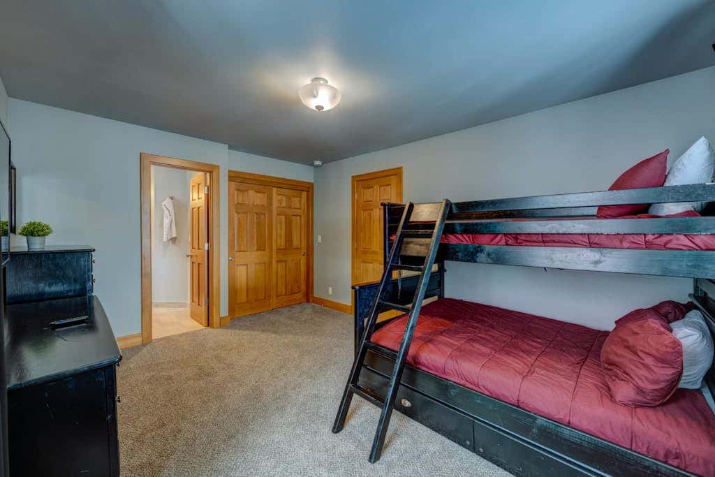 Donner Lake mountain-view delight - multi-level deck & private hot tub views