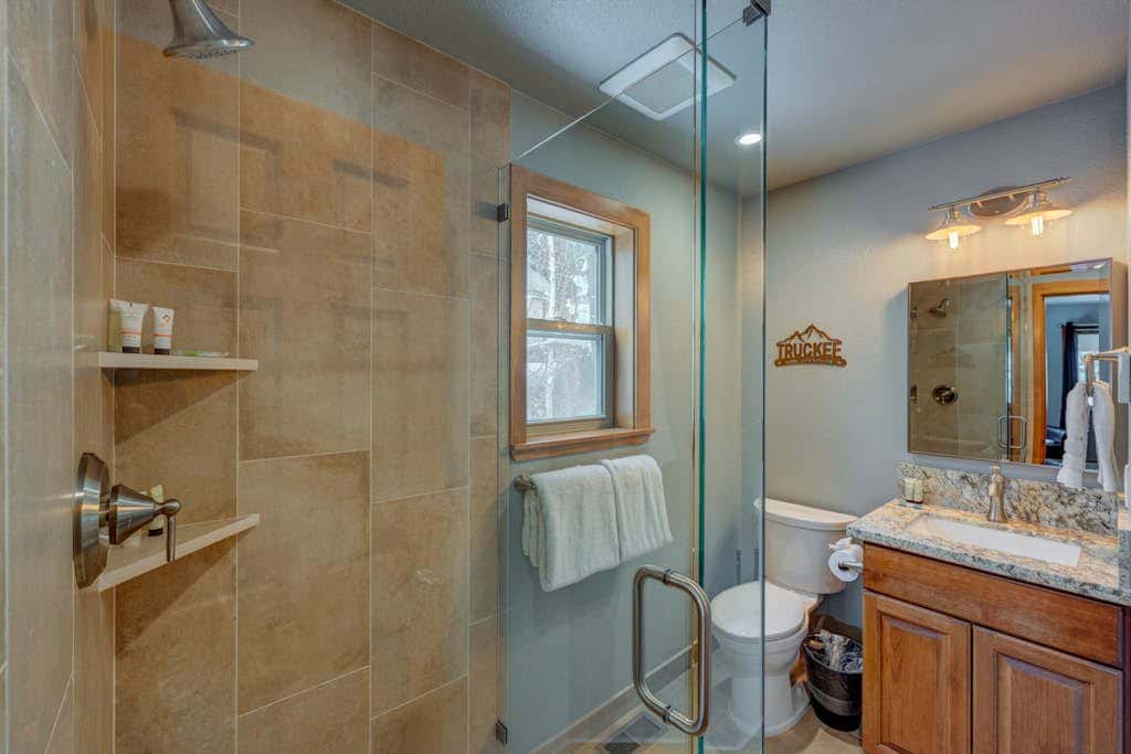 Donner Lake mountain-view delight - multi-level deck & private hot tub views