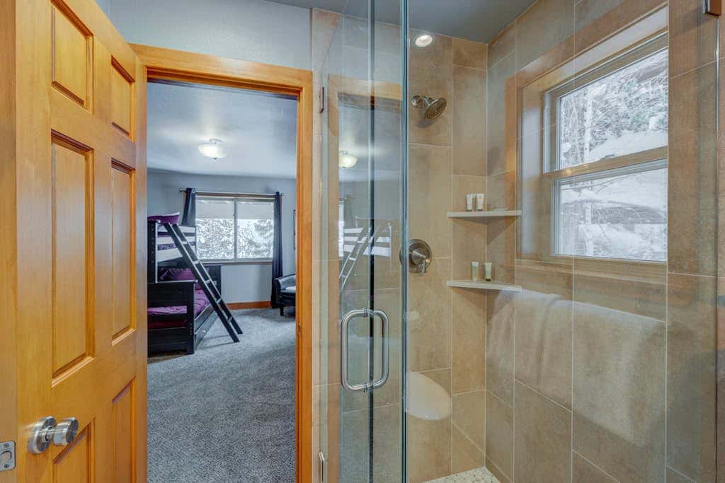 Donner Lake mountain-view delight - multi-level deck & private hot tub views